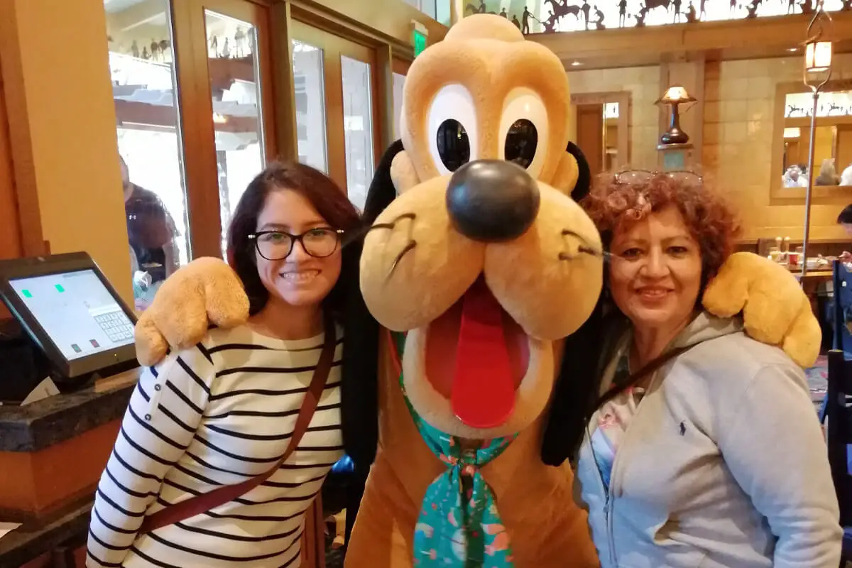 Las 4 Comidas con Personajes en Disneyland Resort Que No Te Debes Perder